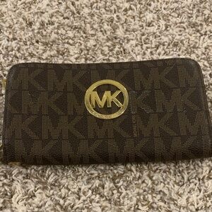 SALE❤️❤️❤️Michael Kors Brown Monogram Zip Wallet with Gold Logo